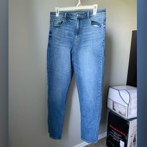 AMERICAN EAGLE MOM JEANS